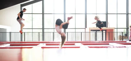 Mädchen macht einen Salto auf einem Trampolin